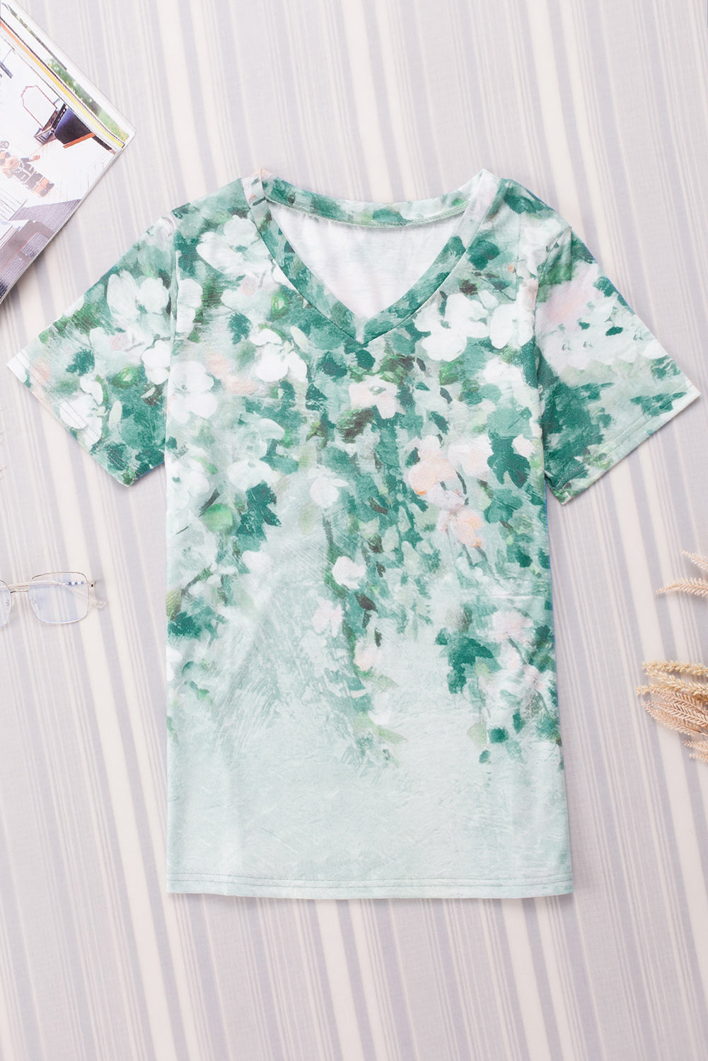 Zelena majica s kratkimi rokavi z v-izrezom s cvetličnim vzorcem