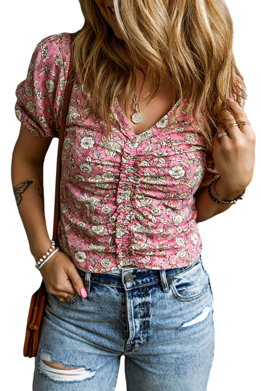 Ružičasta bluza s naborima s V izrezom i kratkim puf rukavima s cvjetnim motivima