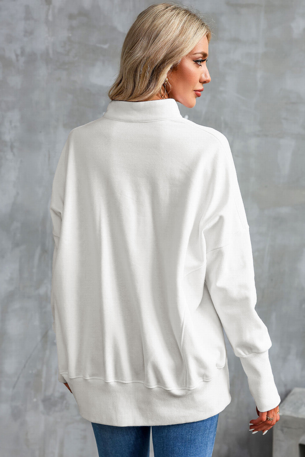 Preveliki bijeli pulover s patentnim zatvaračem