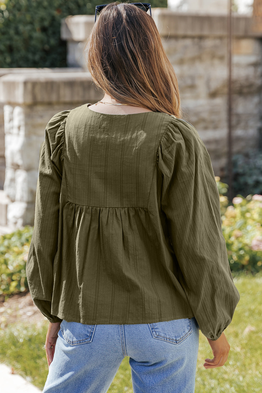 Grüne, bestickte, plissierte, lockere Bluse mit geteiltem Ausschnitt