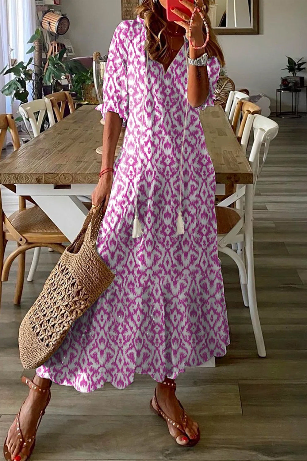 Ružičasta ležerna maksi haljina s V izrezom s geometrijskim printom