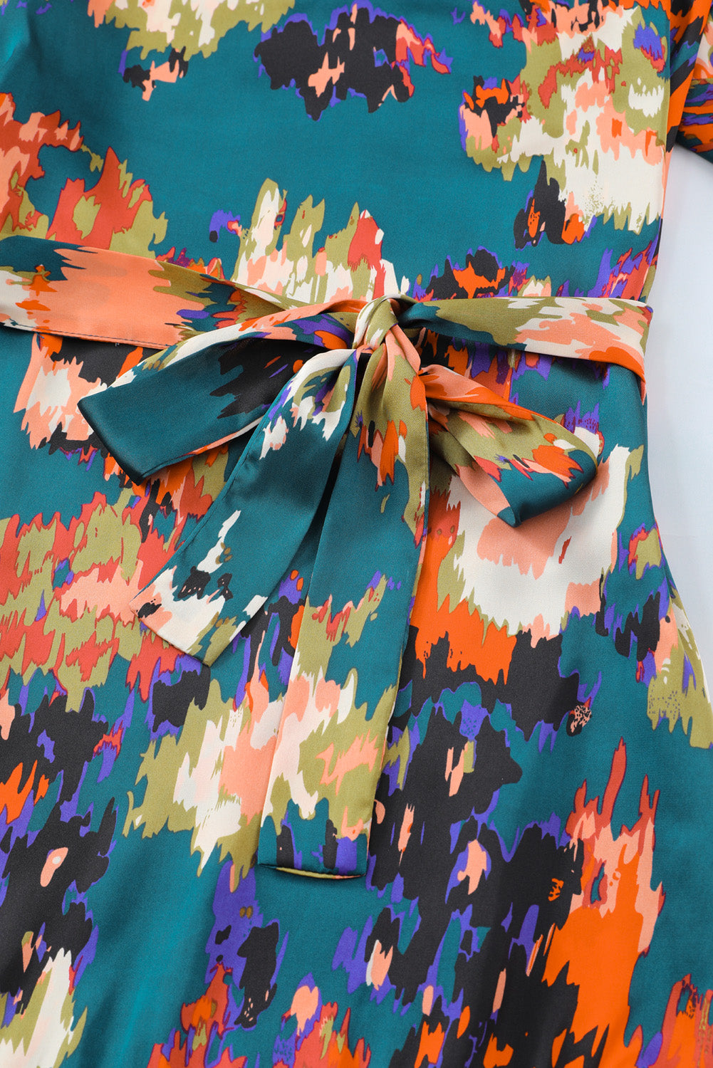 Blaues Minikleid mit abstraktem Print, Rüschen und Kordelzug und hoher Taille