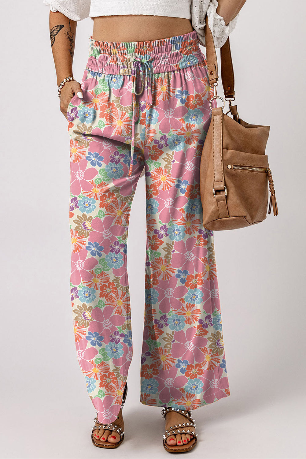 Rožnate ohlapne hlače s prepihanim pasom s cvetličnimi motivi