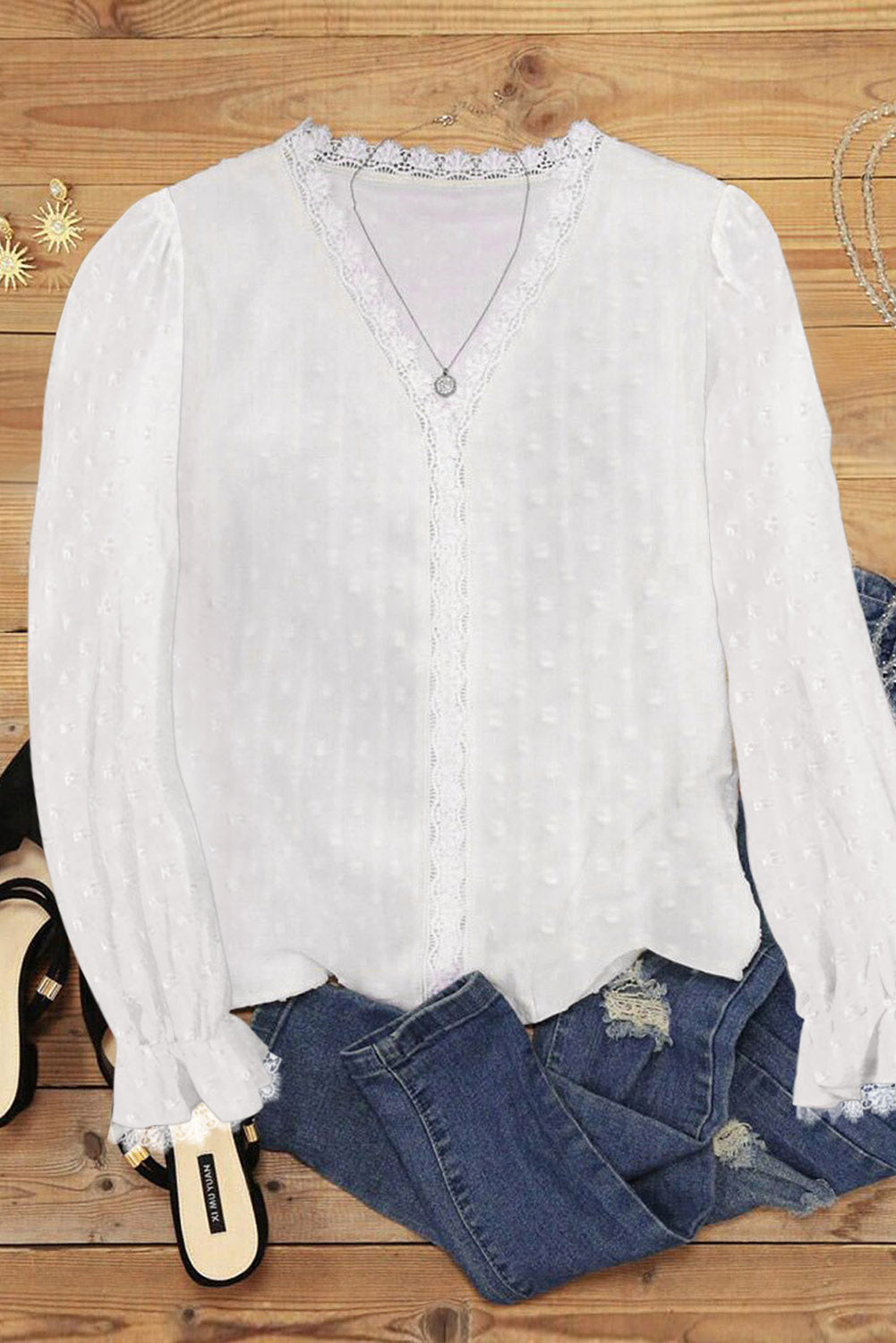 Bela elegantna čipkasta bluza s švicarskimi pikami z V-izrezom