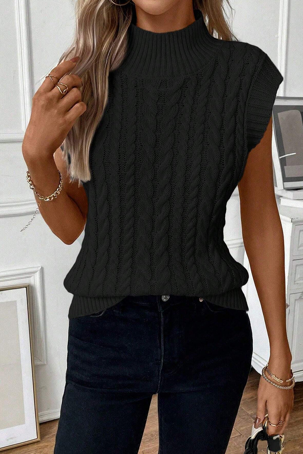 Črn pleten pulover z visokim ovratnikom