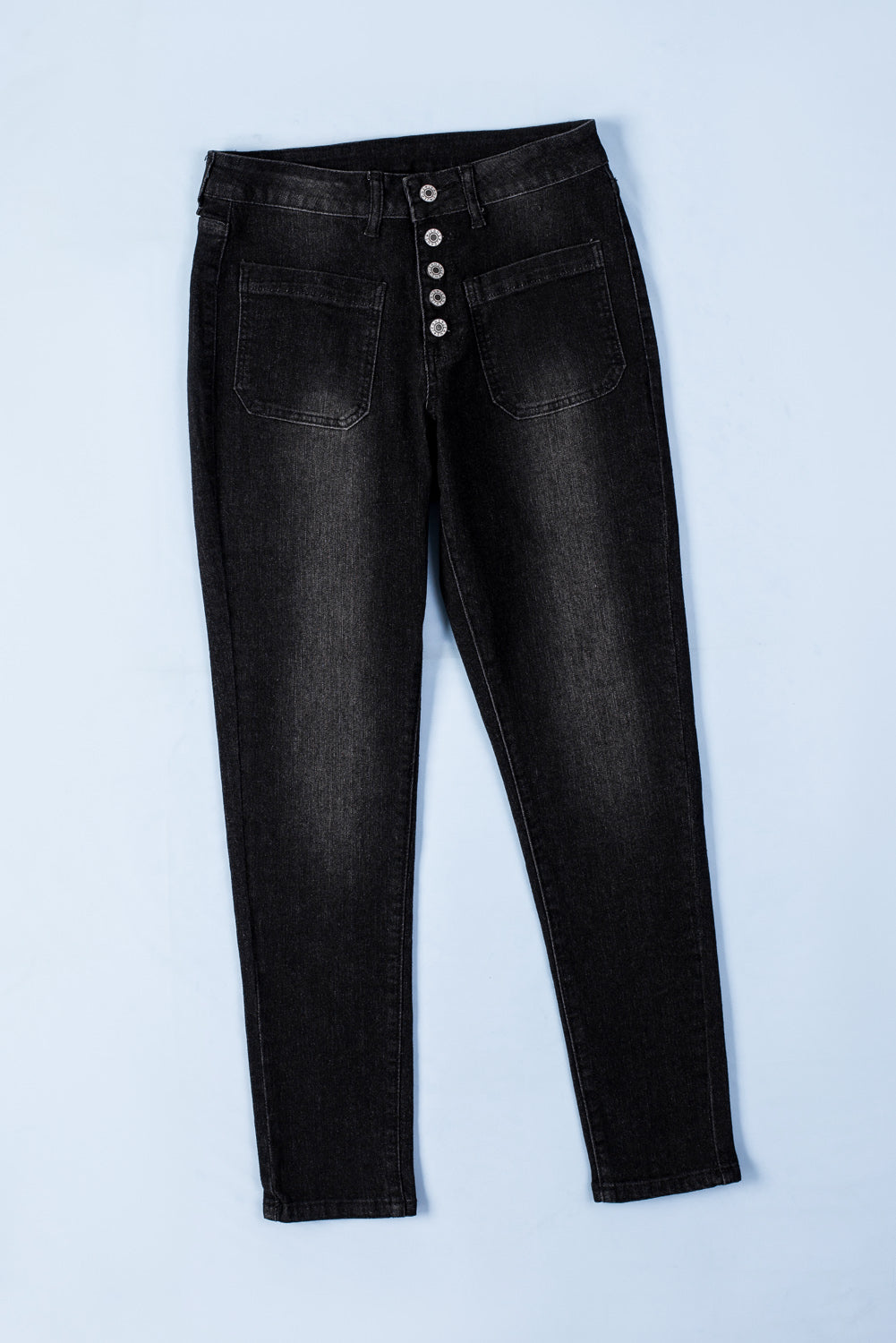Hellblaue Skinny-Jeans mit Knopfleiste und Taschen