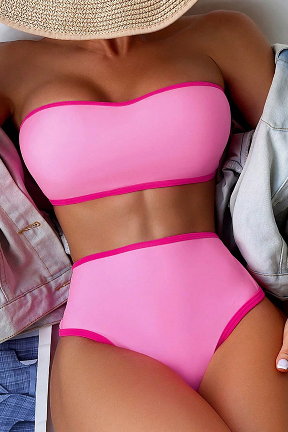 Bonbon Bandeau-Bikini-Badeanzug mit hohem Bund und Kontrastbesatz