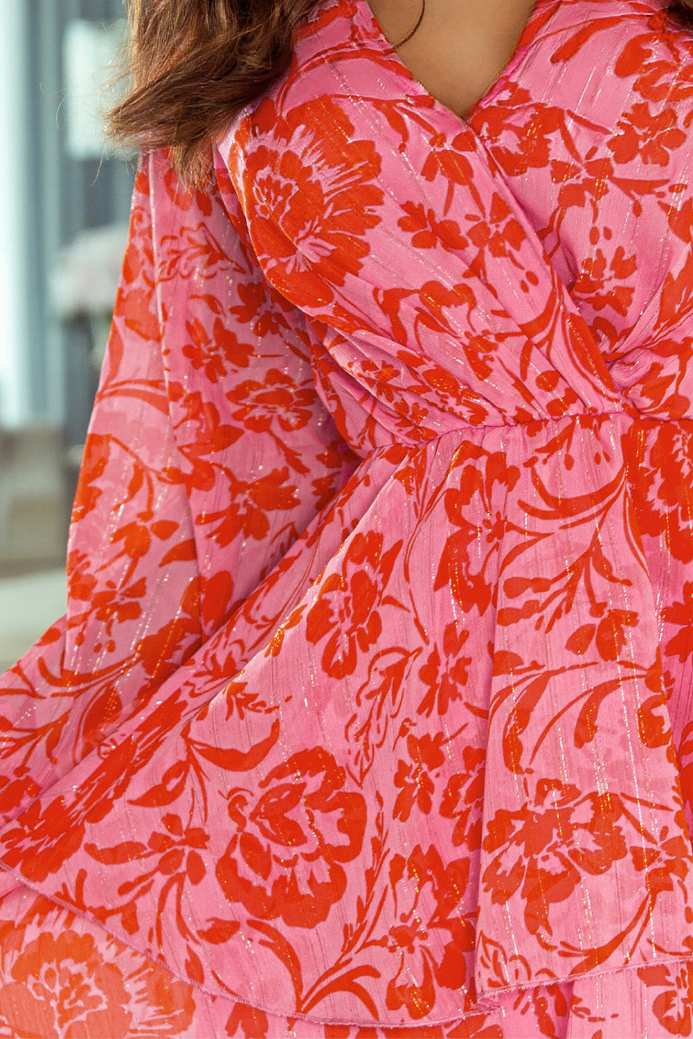 Ognjeno rdeča večplastna obleka s cvetličnimi naborki in napihnjenimi rokavi