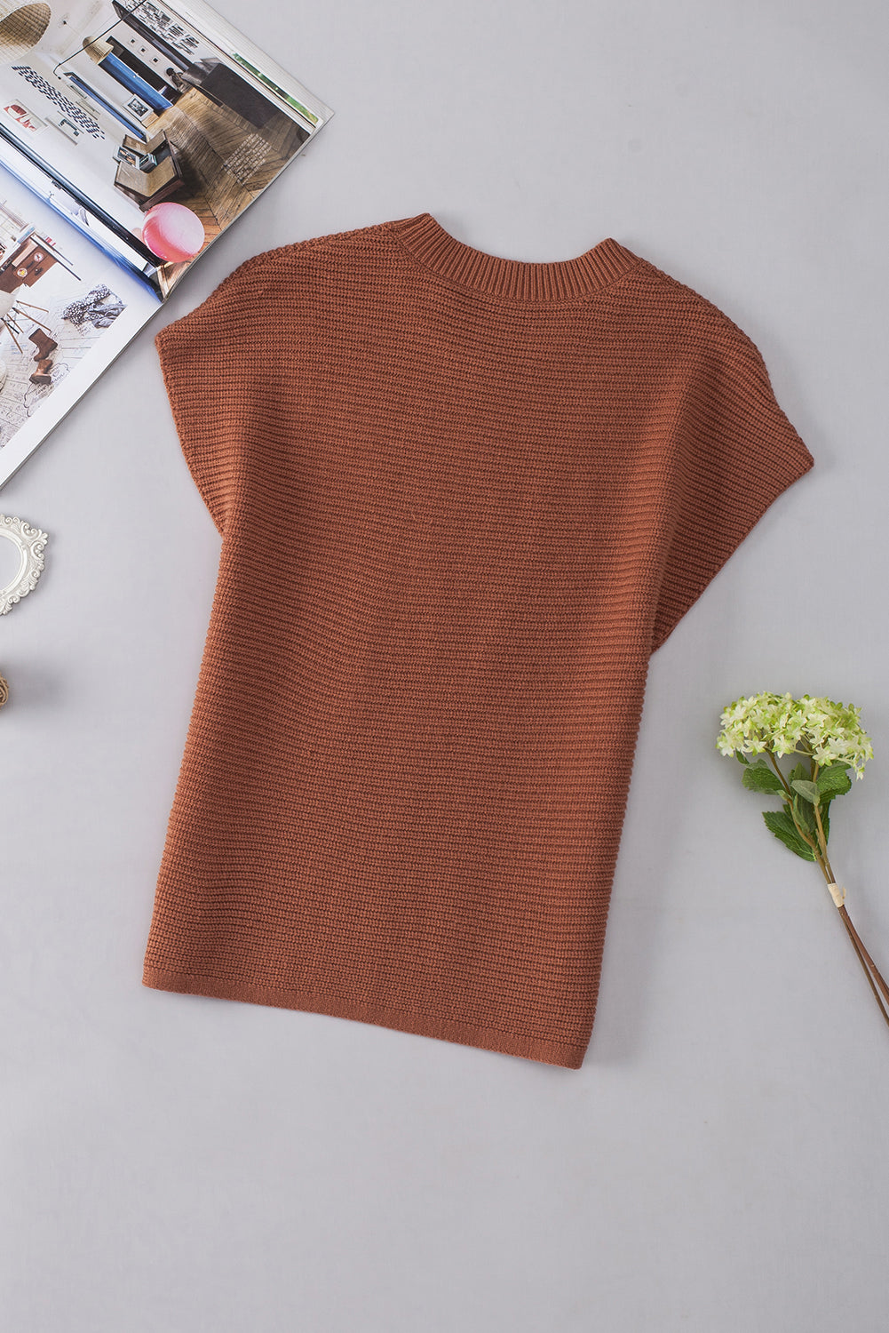 Jednobojni džemper s okruglim izrezom i kratkim rukavima boje kestena