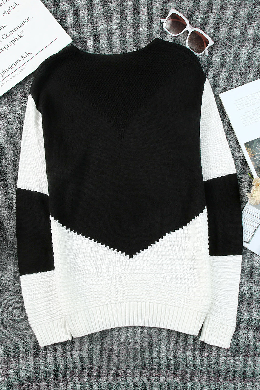 Črn dvobarvni pulover pulover v obliki črke