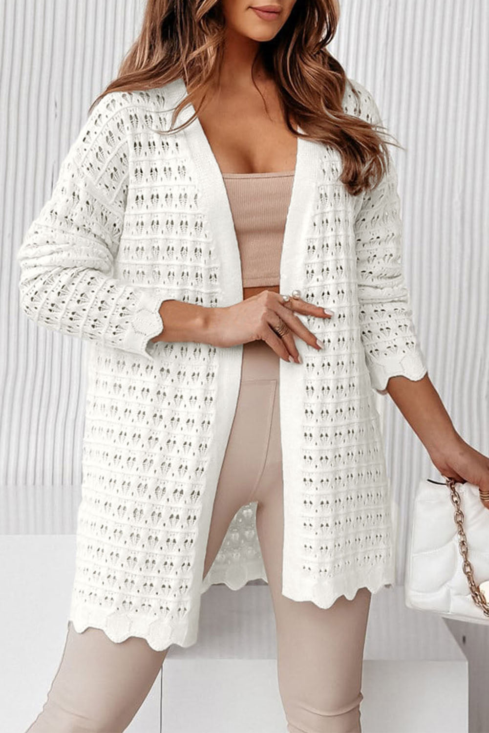 Cardigan blanc à manches longues et bordure ondulée en tricot ouvert