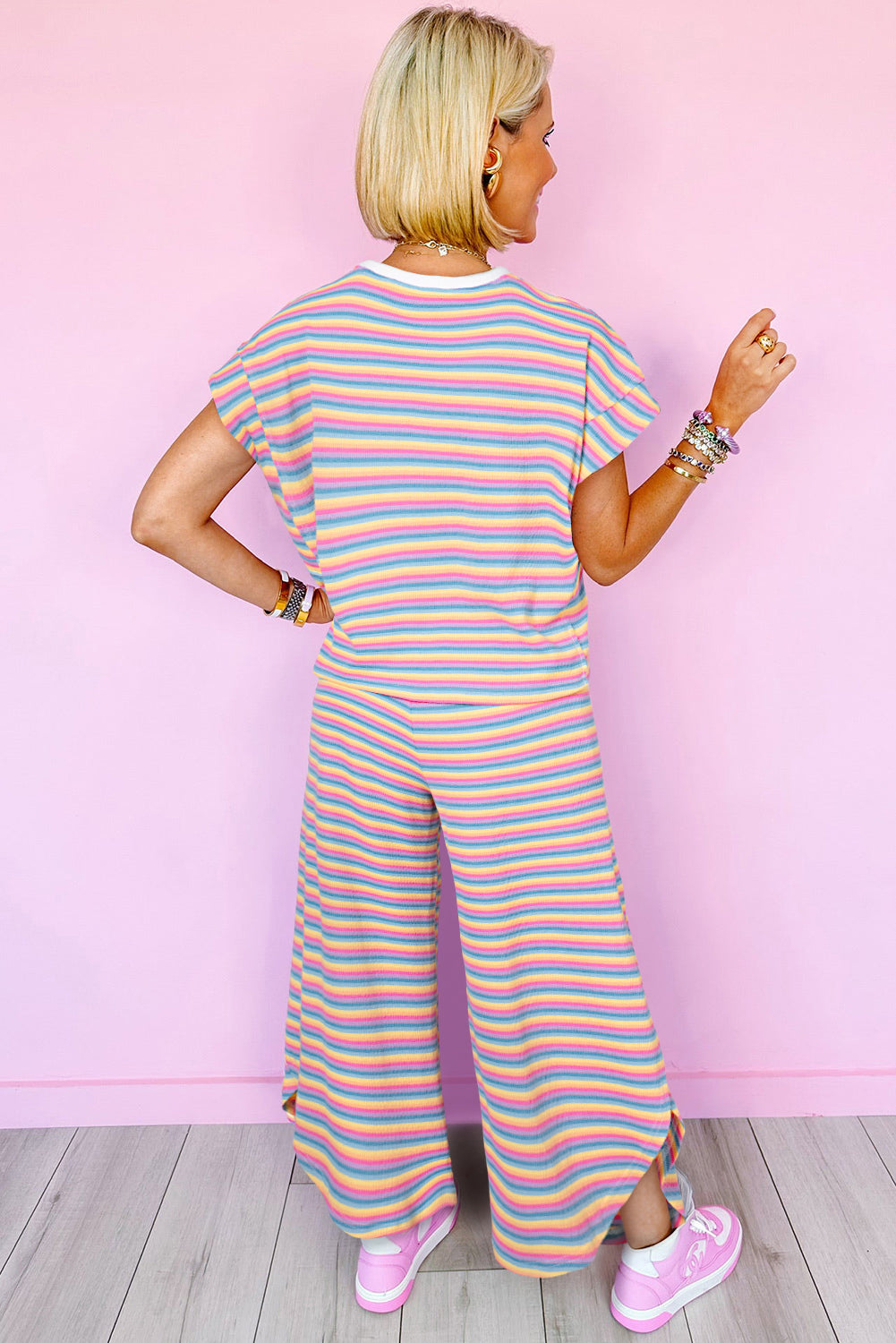 Set di pantaloni a gamba larga con stringhe con nappe e t-shirt arcobaleno a righe rosa