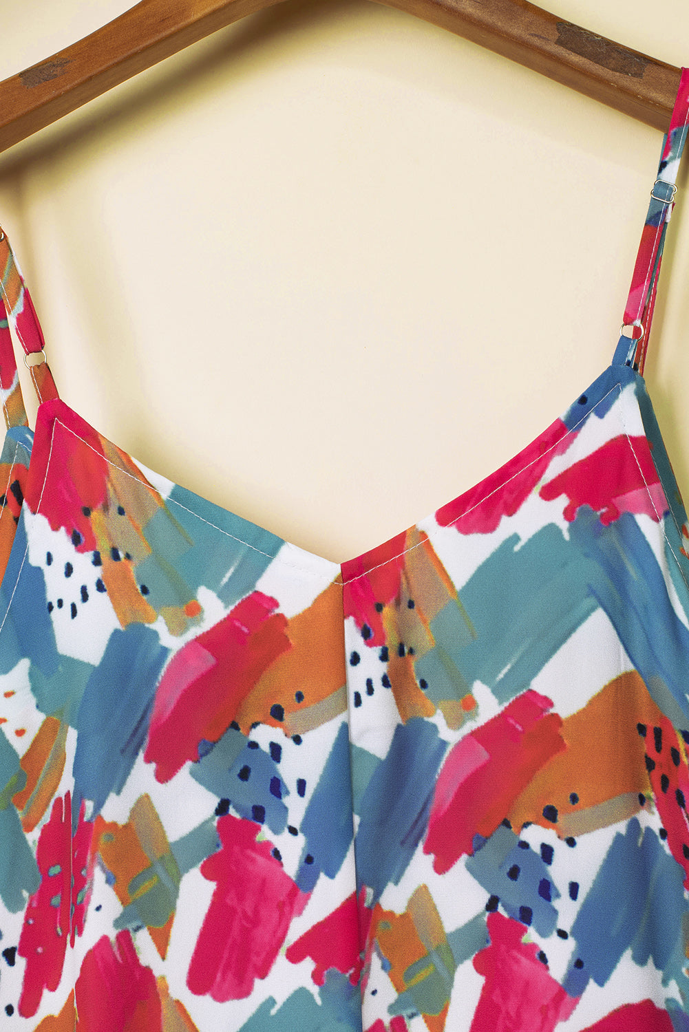 Višebojna haljina s apstraktnim printom na naramenice