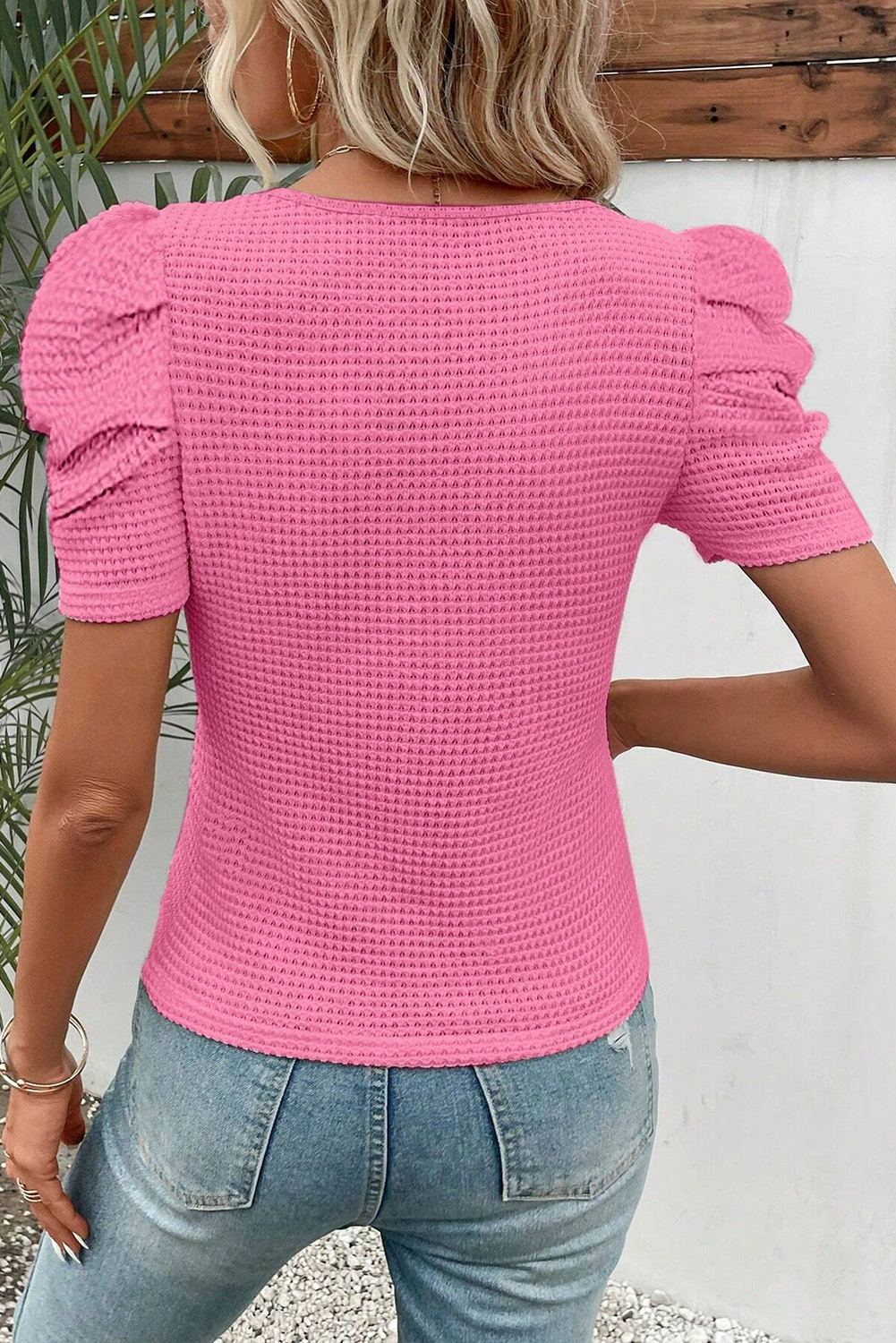Svetlo roza vafelj pletena majica z naborki in napihnjenimi rokavi
