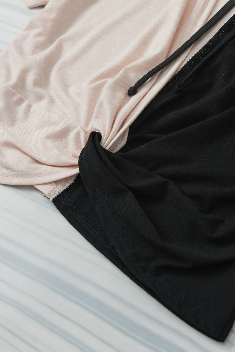 Črna majica s kratkimi rokavi z zasukanim hrbtom v barvnih blokih