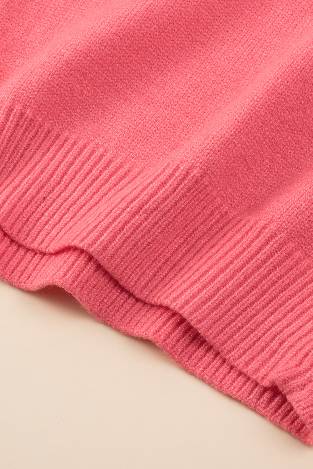 Rožnat pulover velike velikosti z v-izrezom in spuščenimi rameni