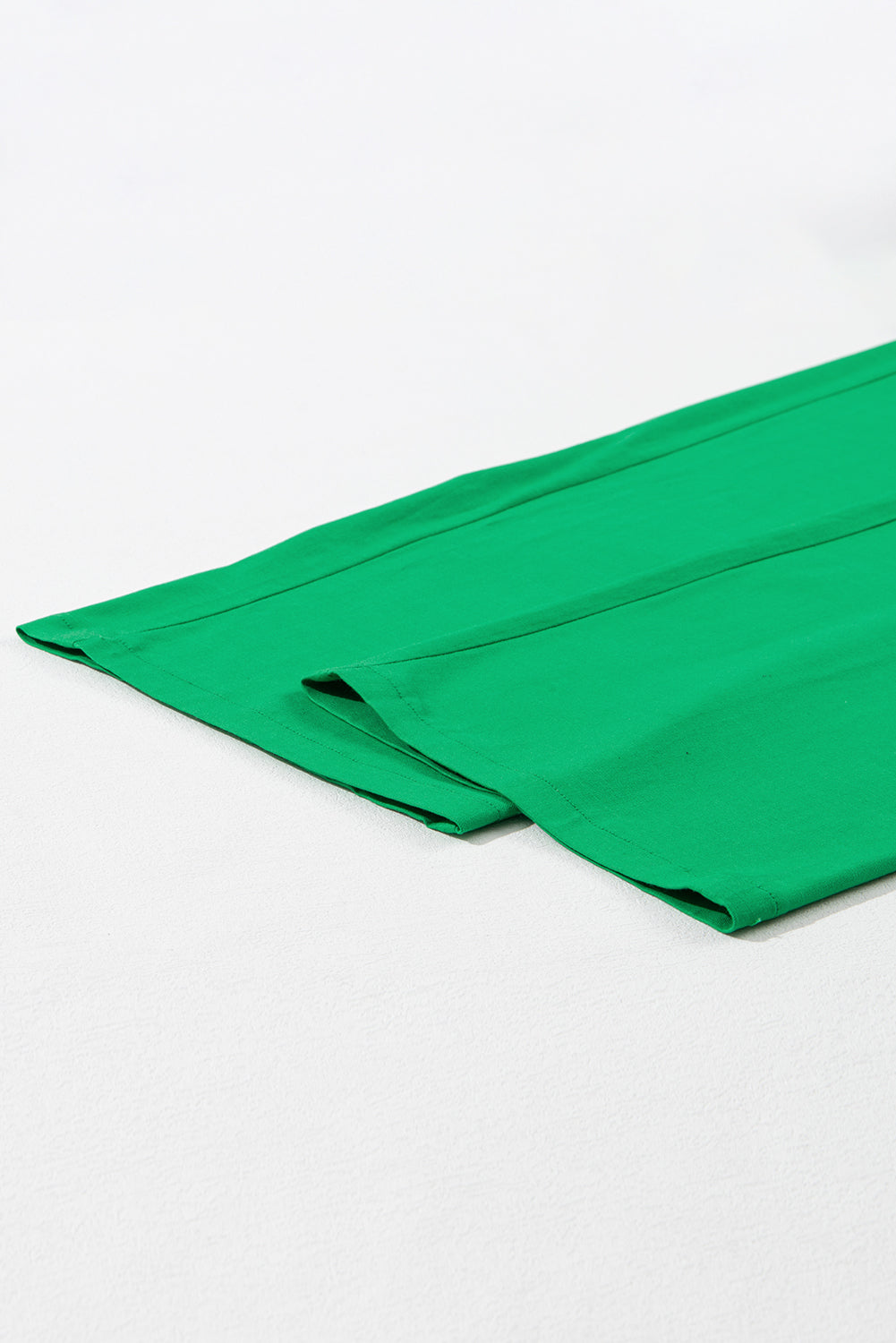 Combinaison élégante vert vif avec ceinture et col en V