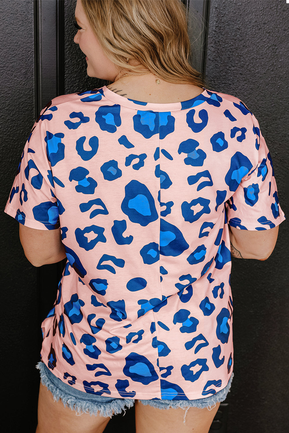 Rosafarbenes Plus-Size-T-Shirt mit Leopardenmuster und V-Ausschnitt