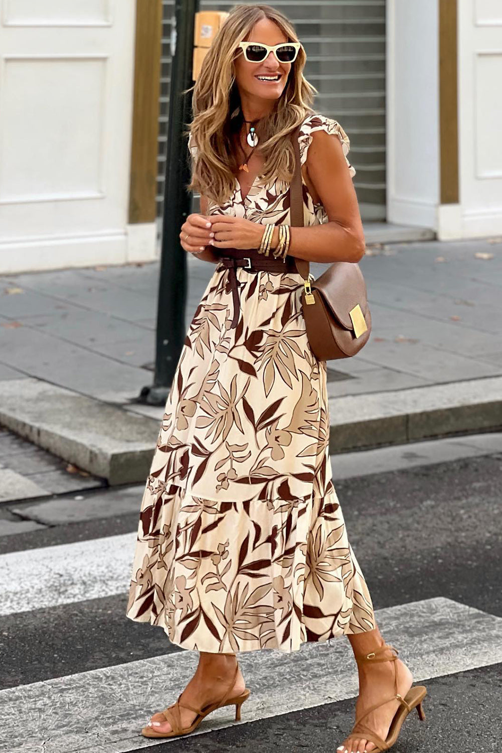 Braunes, gerüschtes, langes Kleid mit Blätter-Print und V-Ausschnitt