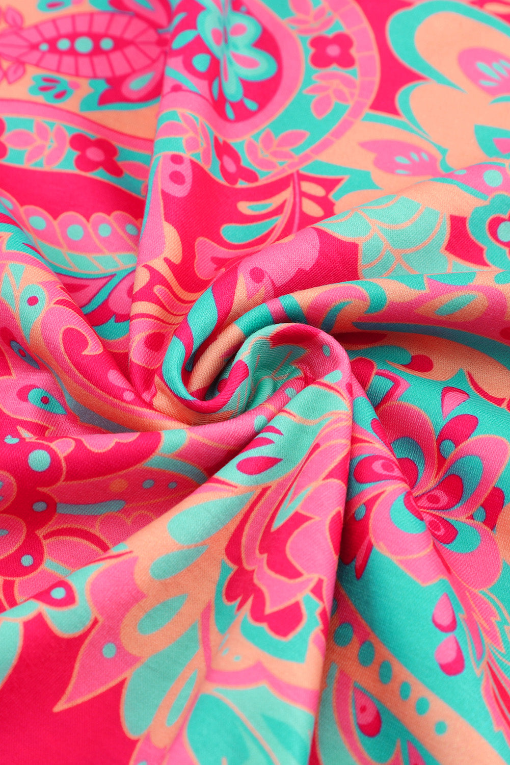 Rožnata bluza z zavihki in zavihki v velikosti z v-izrezom in velikim potiskom paisleyja