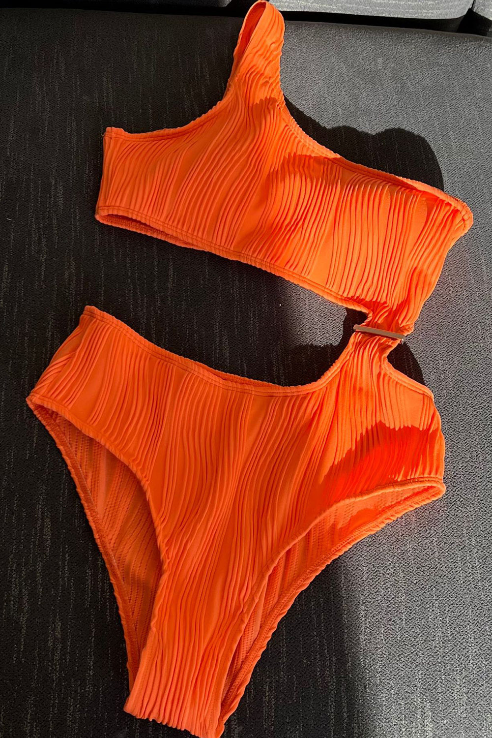 Narančasti monokini s valovitom teksturom, izrezan na jedno rame