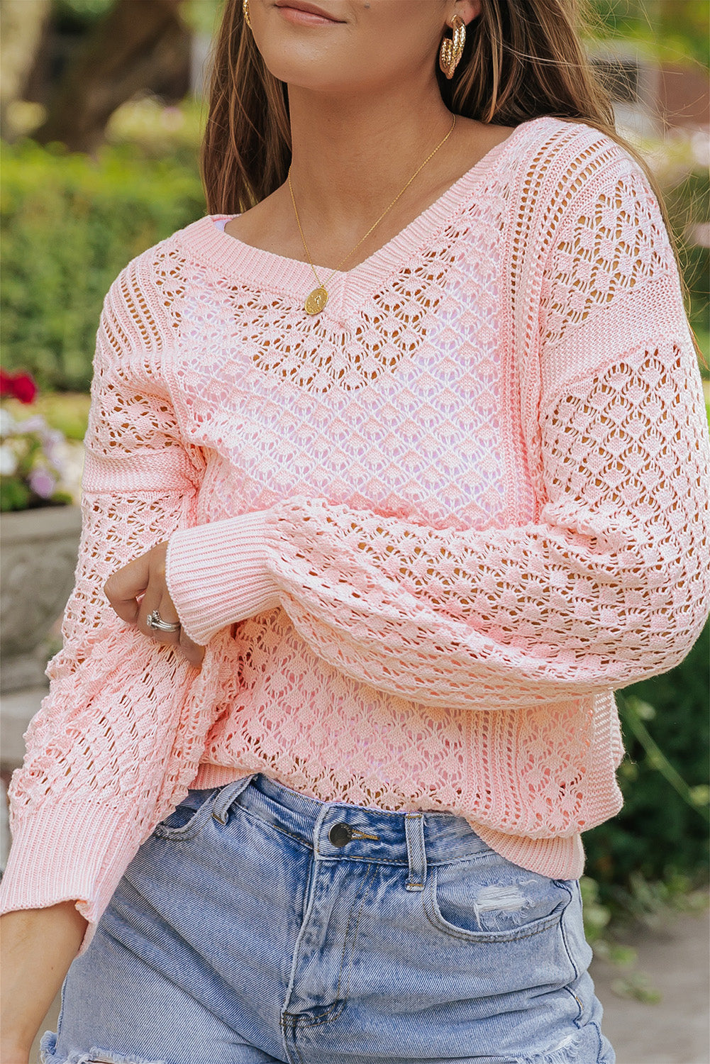 Ružičasti široki pleteni rebrasti pulover s V izrezom