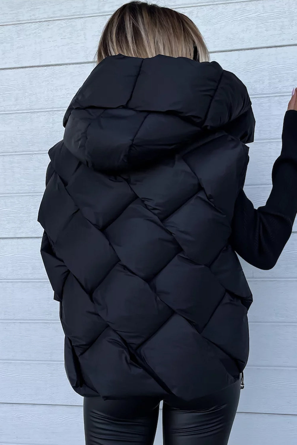 Cappotto gilet con cappuccio frontale trapuntato nero con cerniera