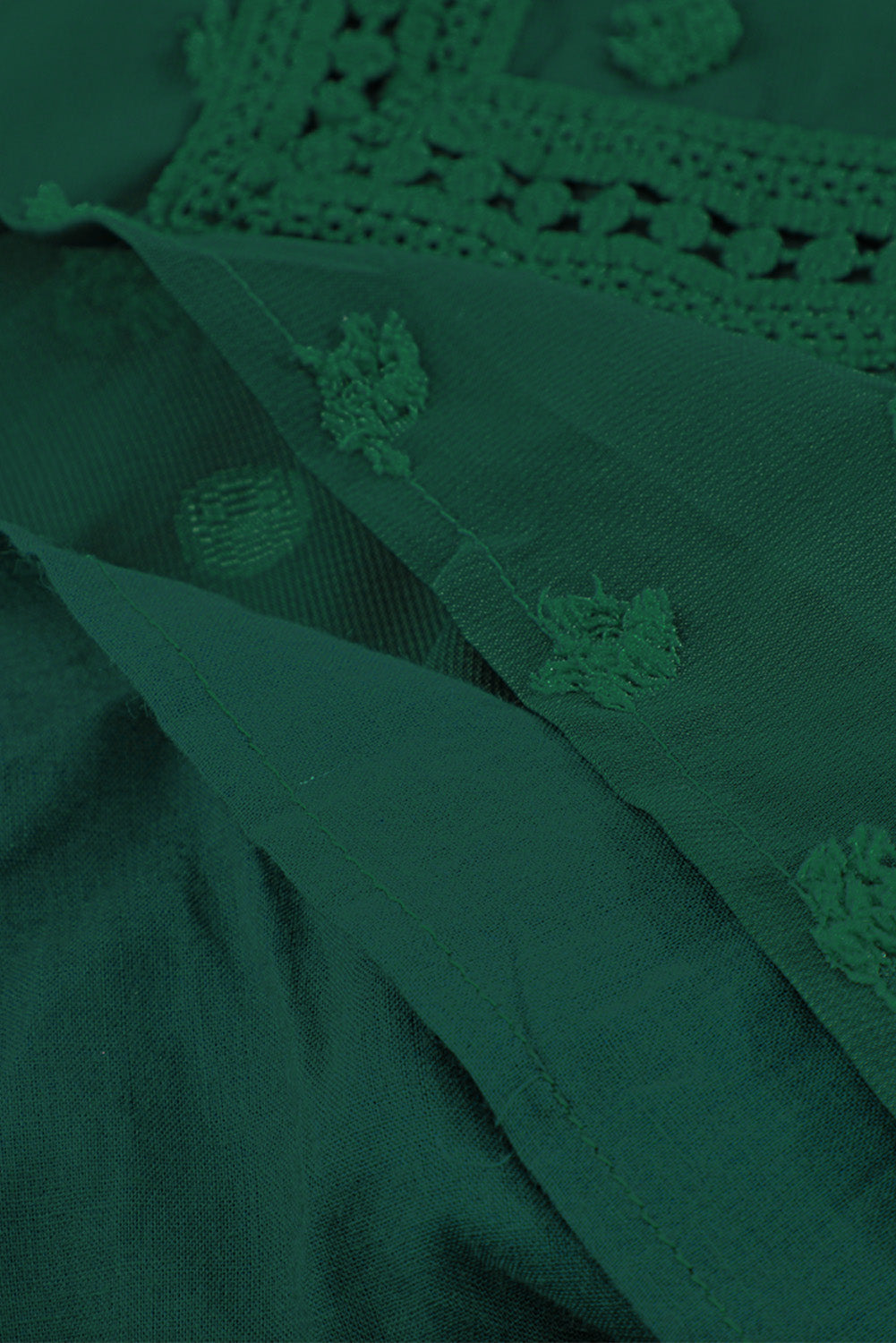 Zelena pikčasta bluza s čipkastimi izdolbenimi rokavi in ​​razcepljenim ovratnikom