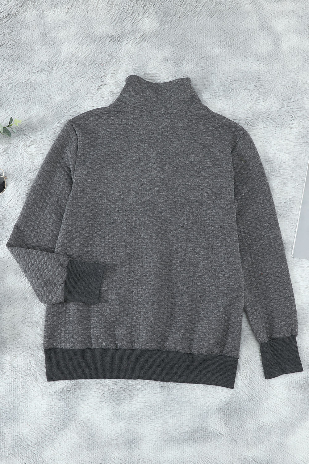 Siv prešit pulover z zaponkami z ovratnikom in lažnim sprednjim žepom
