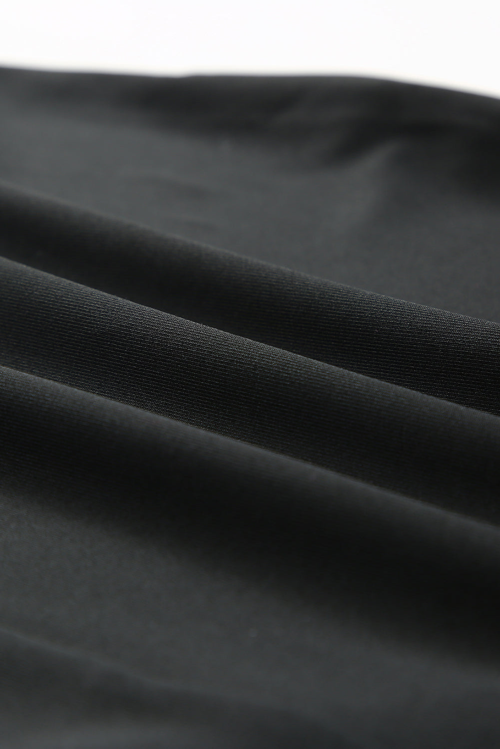 Črna mini obleka velike velikosti z naborki in kratkimi rokavi