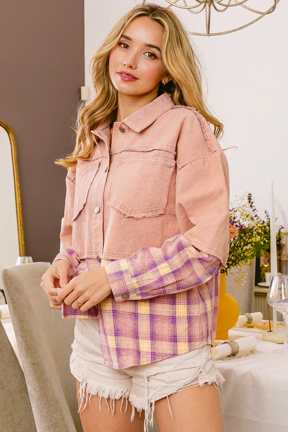 Rožnata obrabljena patchwork karirasta kontrastna jakna