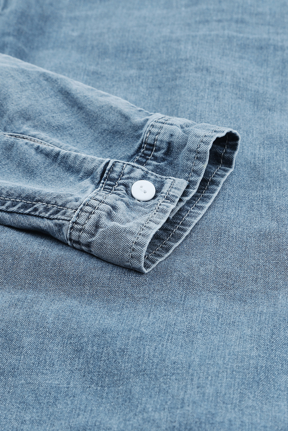 Chemise en jean bleu ciel à col délavé et coutures moyennes