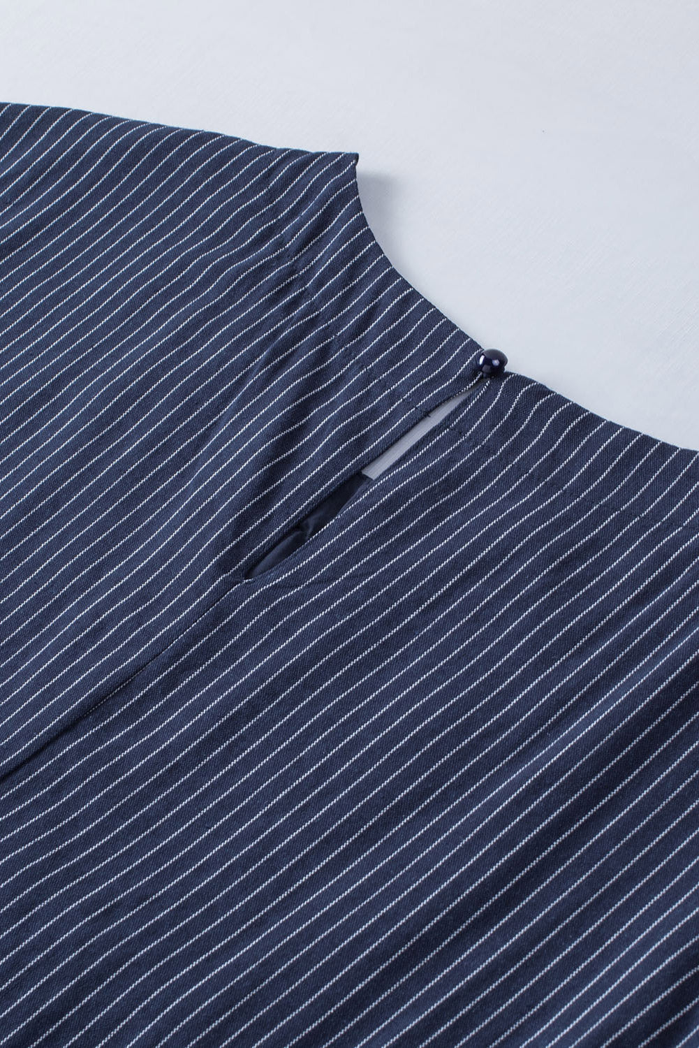 Mini abito senza maniche con stampa a righe ricamate blu