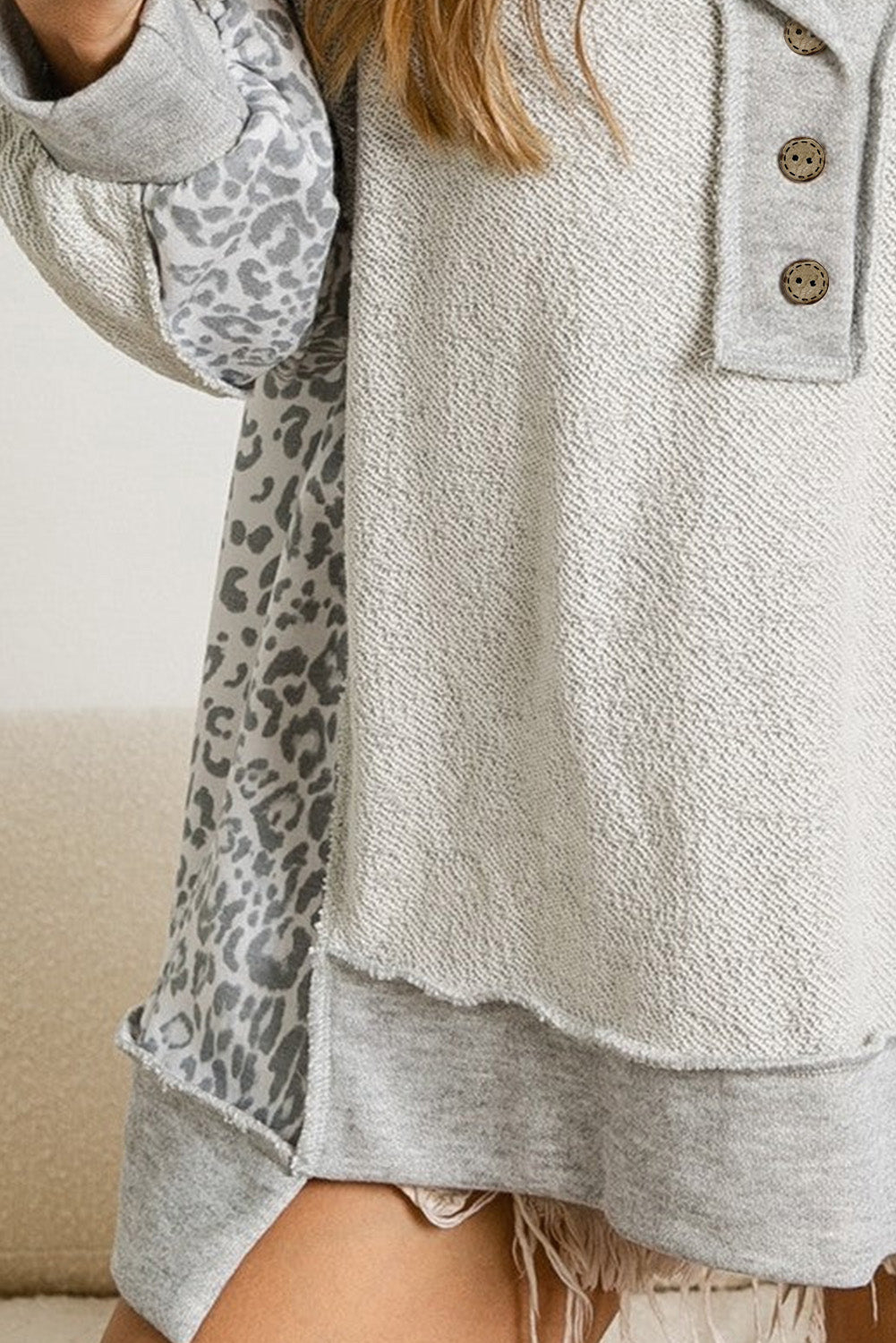 Siva Pulover z ovratnikom in z gumbi v obliki patchworka z izpostavljenimi šivi