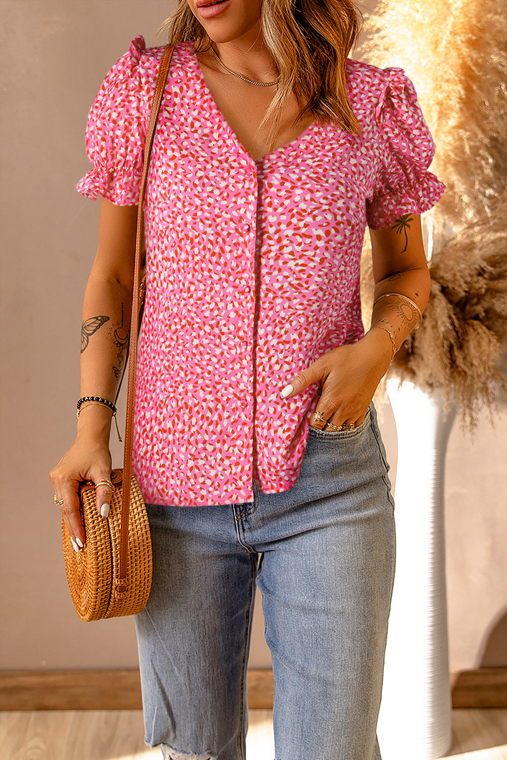 Camicia con maniche con volant e bottoni con stampa astratta rosa