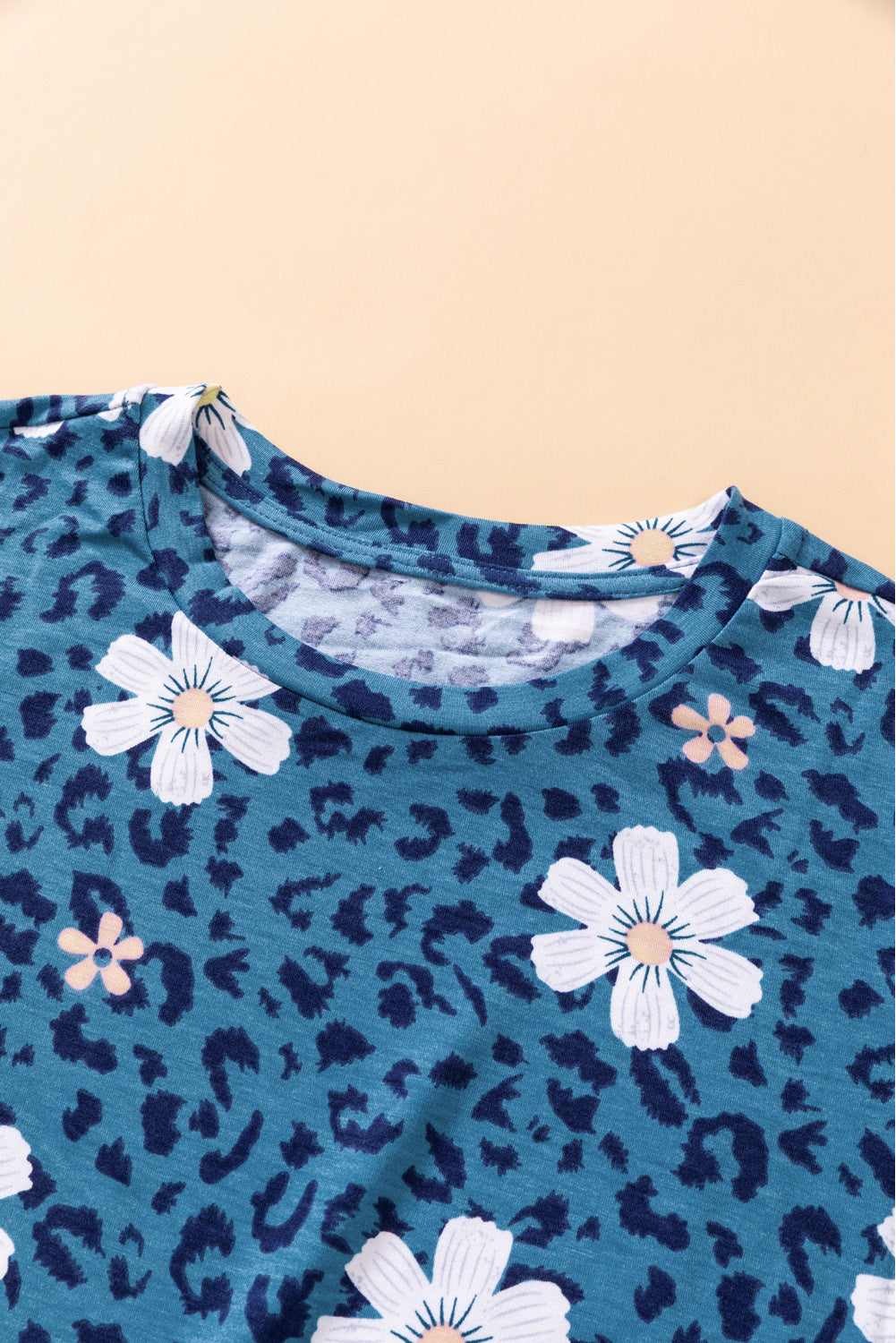Plava majica s cvjetnim uzorkom