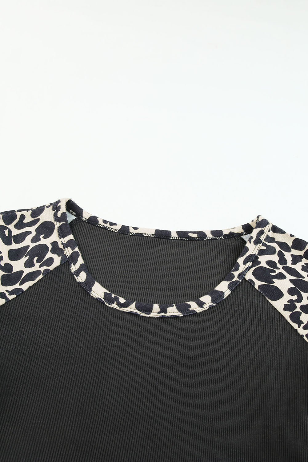 Haut léopard noir à manches courtes et découpes en blocs de couleurs