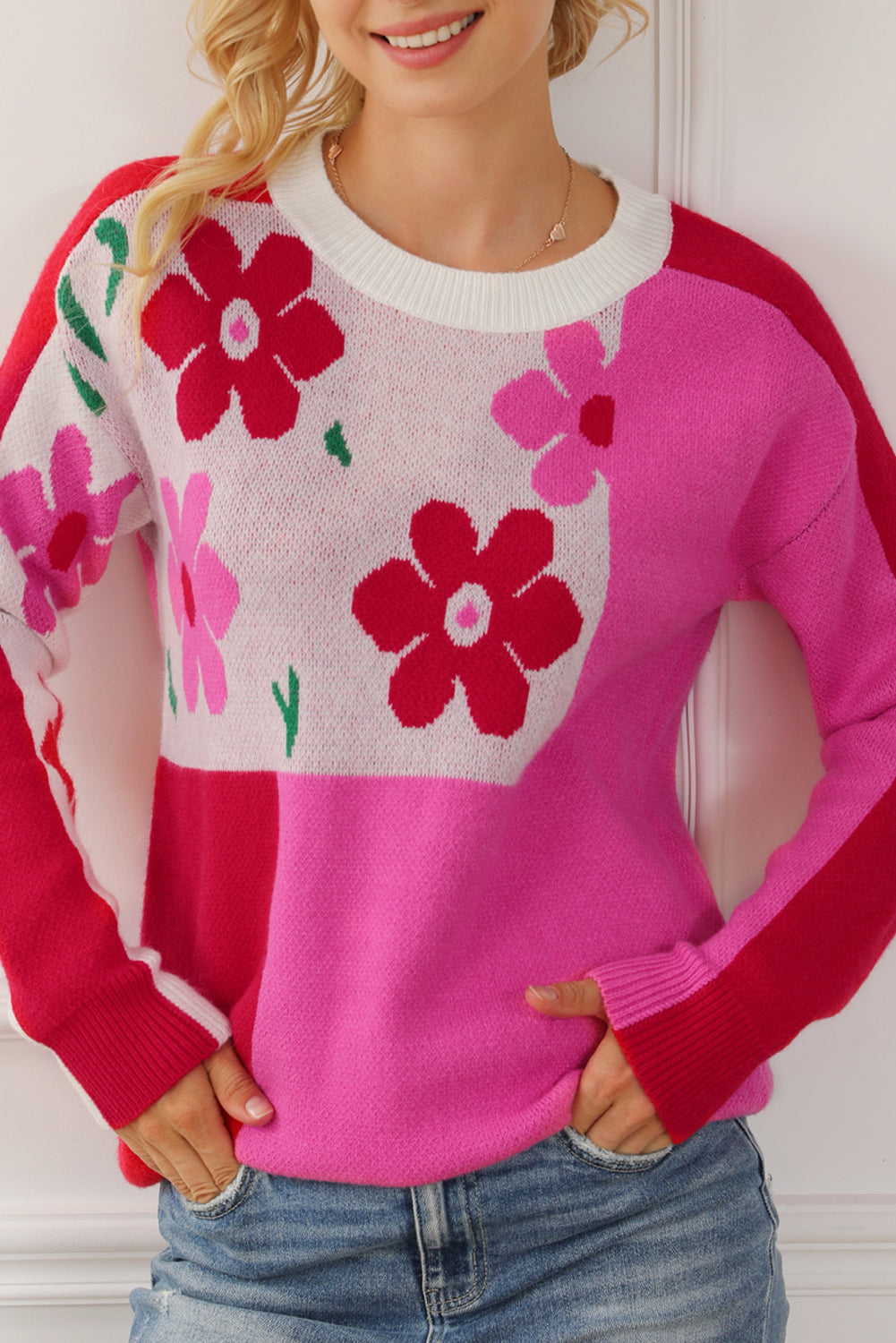 Ružičasto crveni cvjetni pulover s mješovitim bojama