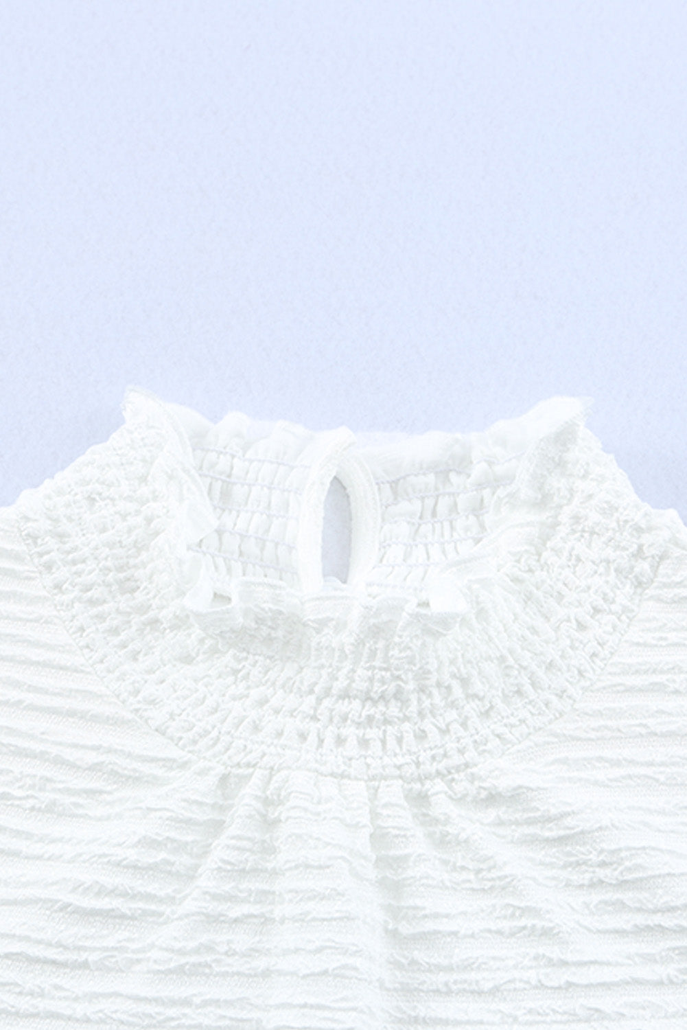 Weiße Bluse mit Rüschen und gesmoktem Ausschnitt und strukturierten Bischofsärmeln