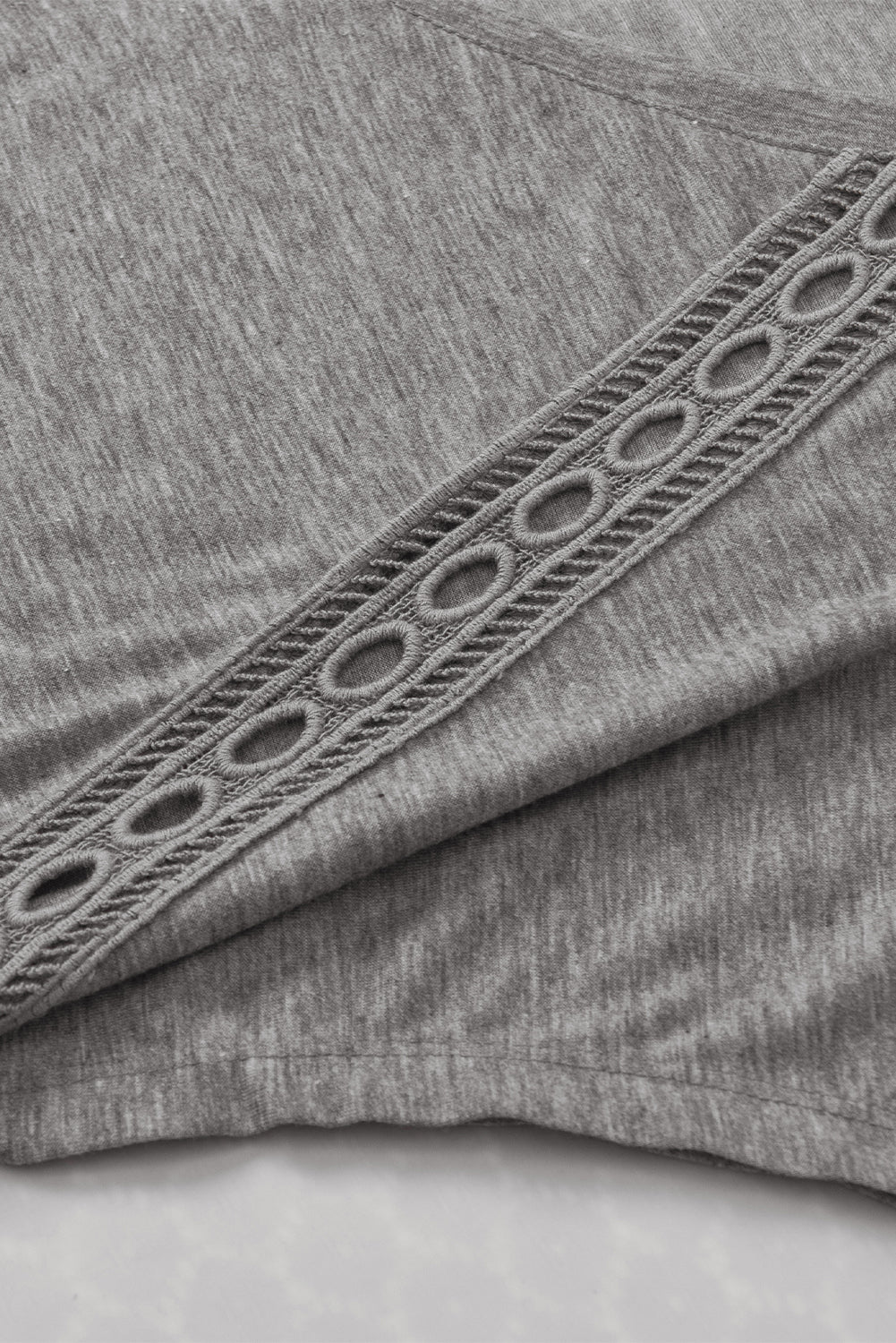 T-shirt oversize con dettagli in pizzo grigio all'uncinetto