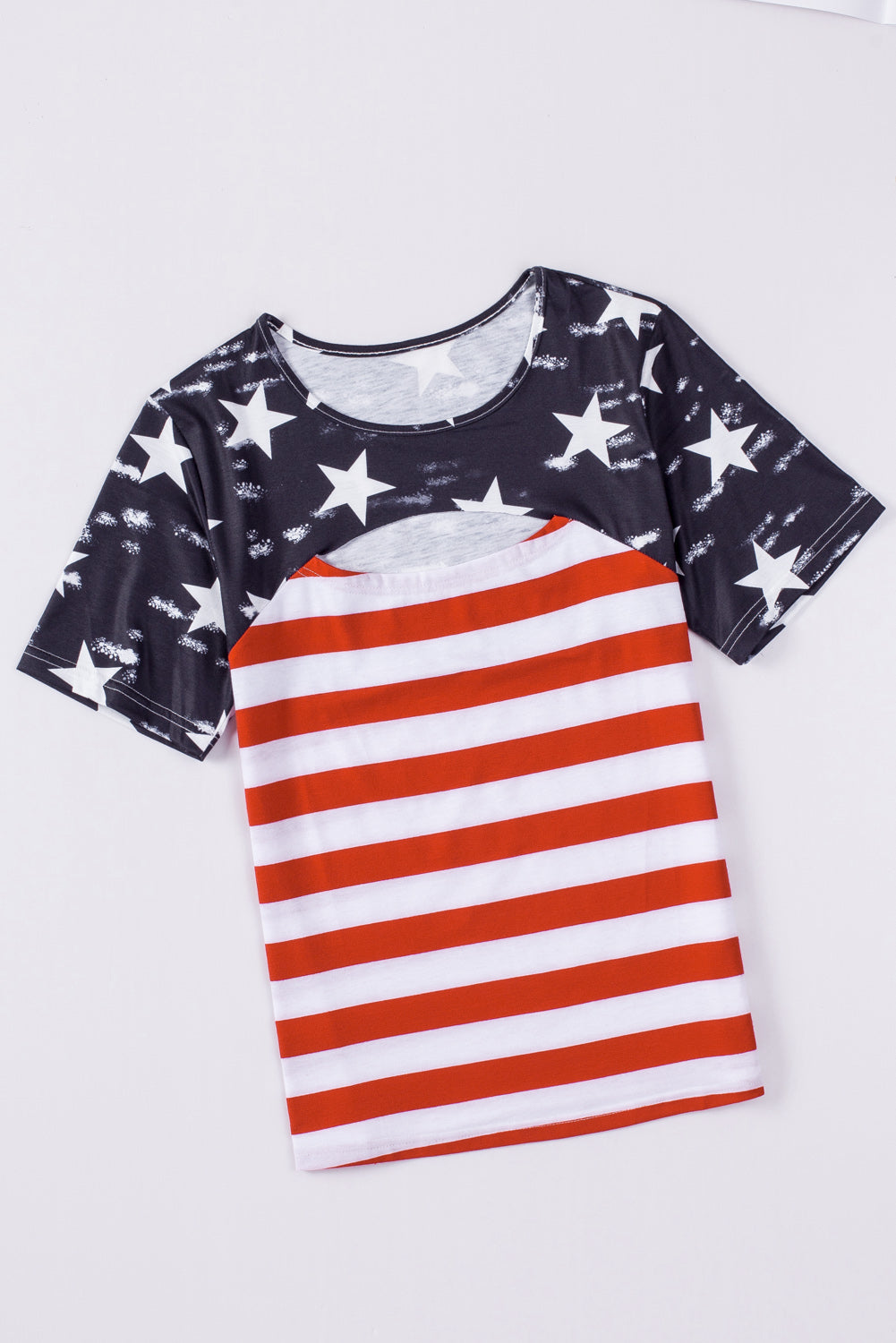 Schwarzes kontrastierendes T-Shirt mit Ausschnitten der amerikanischen Flagge