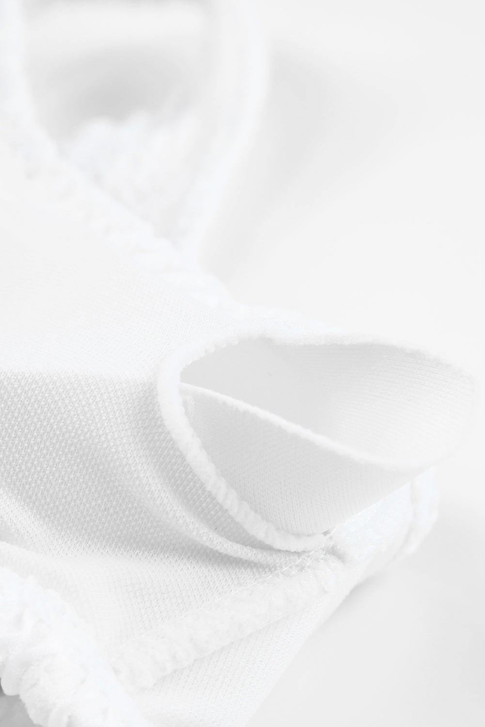 Bijeli kupaći kostim s asimetričnom teksturom nabora na jedno rame