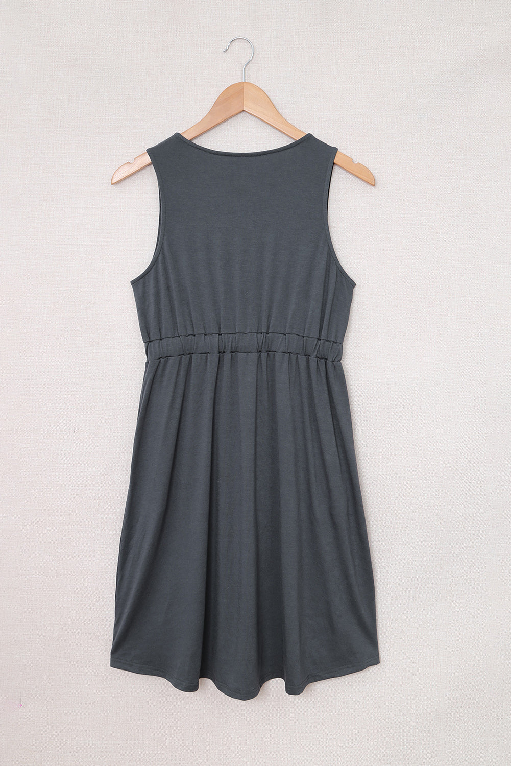 Mini-robe taille haute sans manches à boutons gris