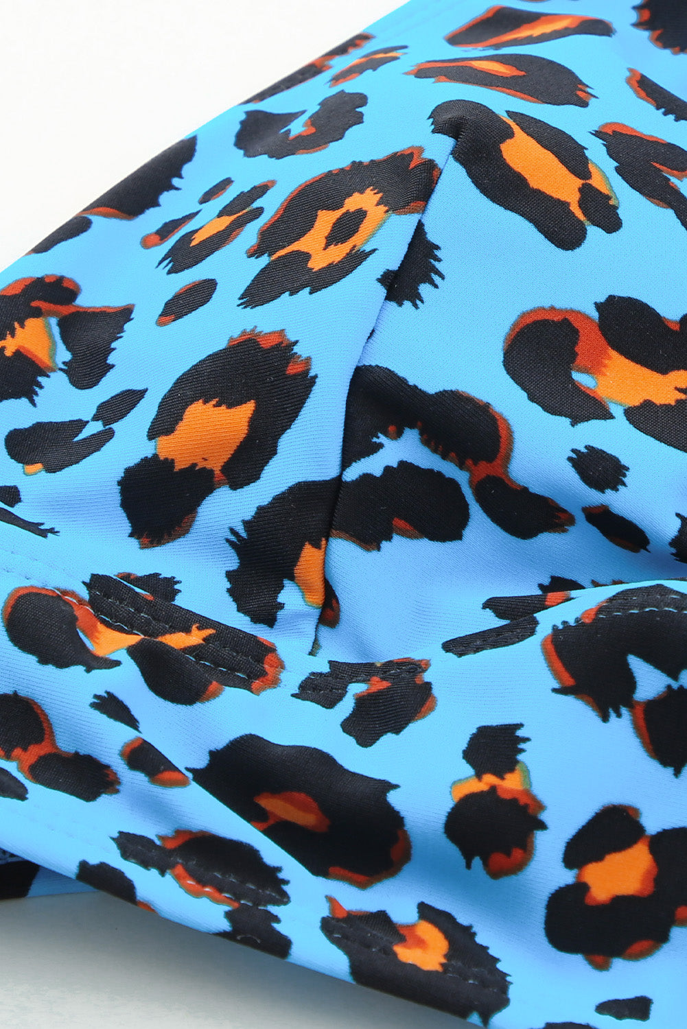 Blauer Neckholder-Badeanzug mit V-Ausschnitt und Leopardenmuster. Hoch taillierte Badeanzüge