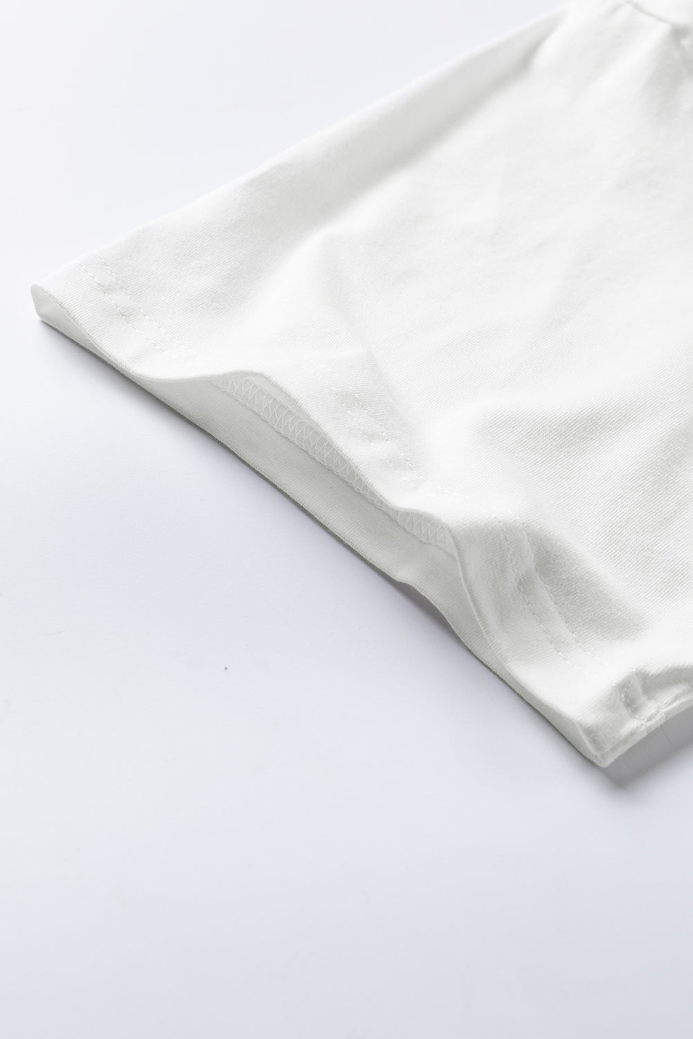Bela majica z izvezenim izrezom in okroglim izrezom GOOD VIBES