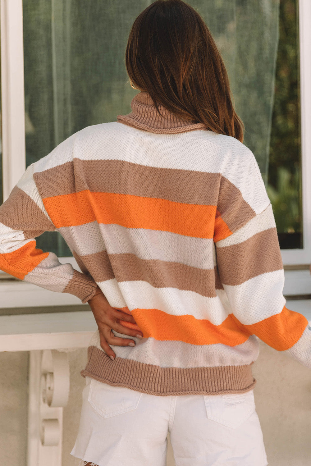 Pleteni pulover s dolčevitom na spuštena ramena i višebojnim blokovima boja