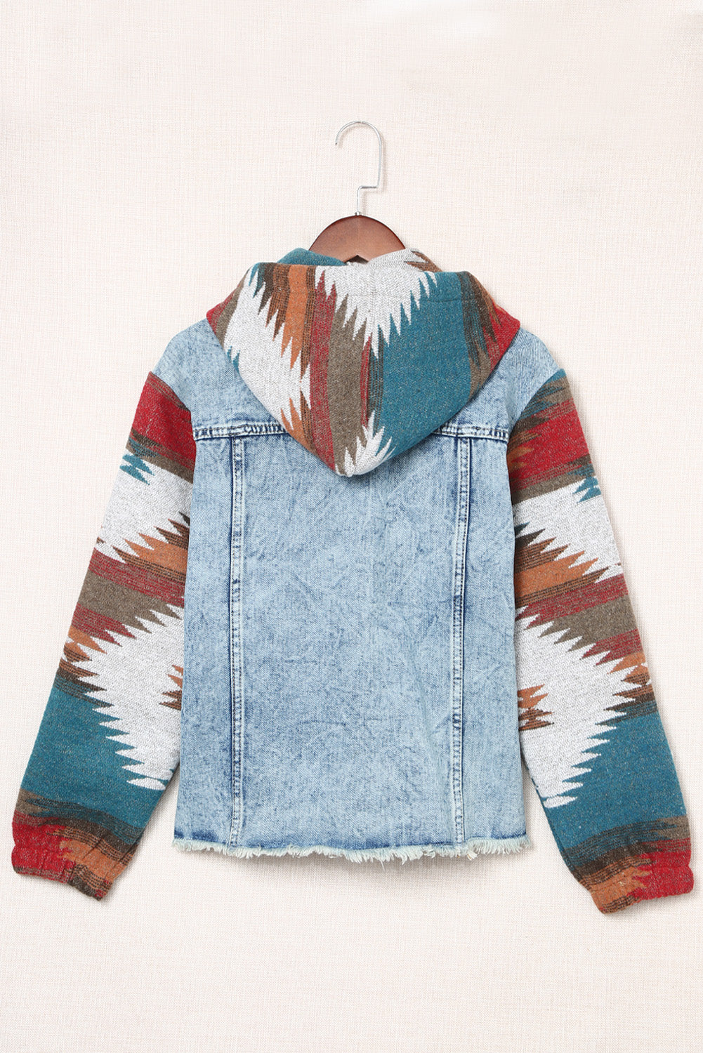 Mehrfarbige Jeansjacke mit Aztekenmuster und ausgefranstem Saum