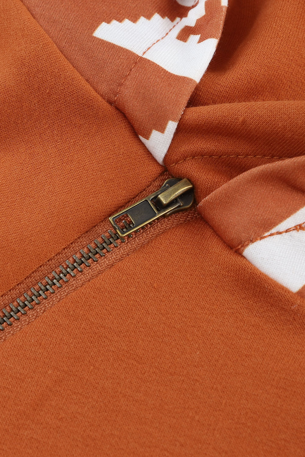 Rjav azteški pulover s kapuco z luknjami za palec