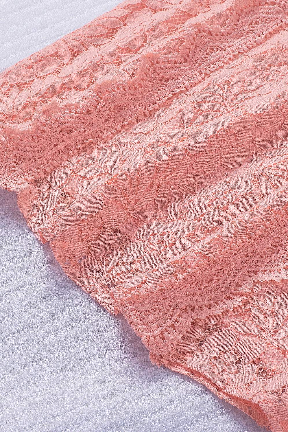 Rožnata čipkasta majica z v-izrezom