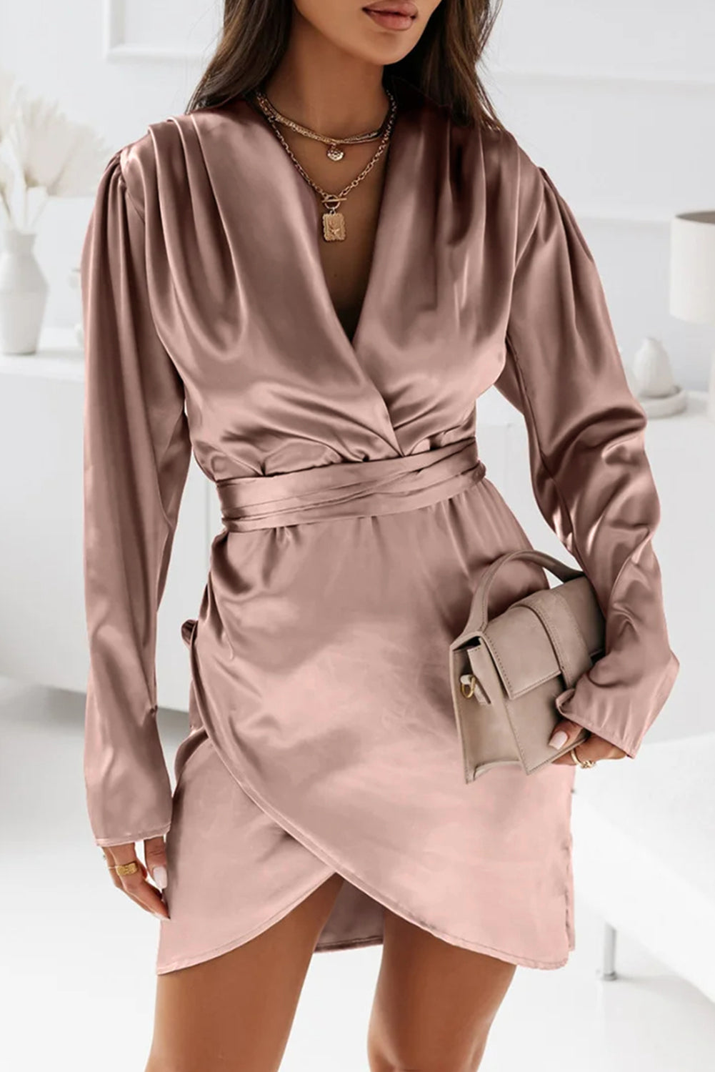 Mini-robe portefeuille froncée en satin rose à col en V